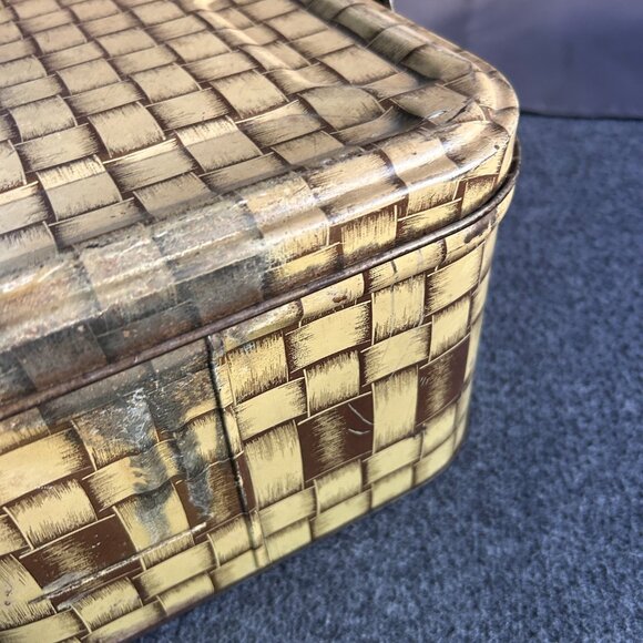 VTG METAL TIN TAN WOVEN WEAVE PATTERN PICNIC BASKET W/ HANDLES 13”x5”x 8.5” - Picture 4 of 16